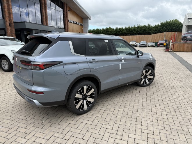 Mitsubishi Outlander Nativa PHEV Moonstone Grey