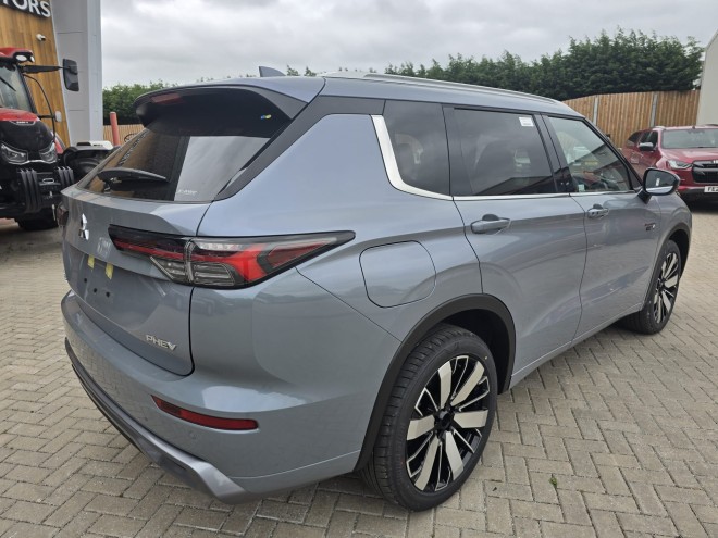 Mitsubishi Outlander Diamond PHEV Moonstone Grey