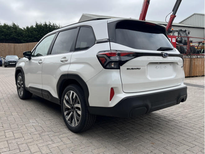 Subaru Forester 2.0i e-boxer Touring Crystal White Pearl
