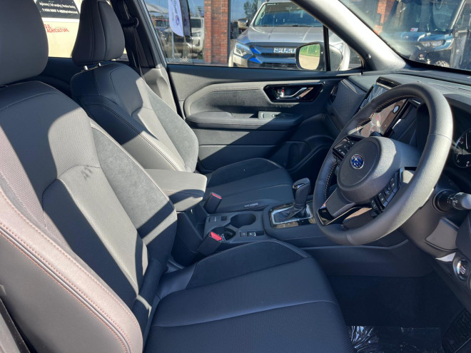 Subaru Forester 2.0i e-boxer Touring Crystal White Pearl
